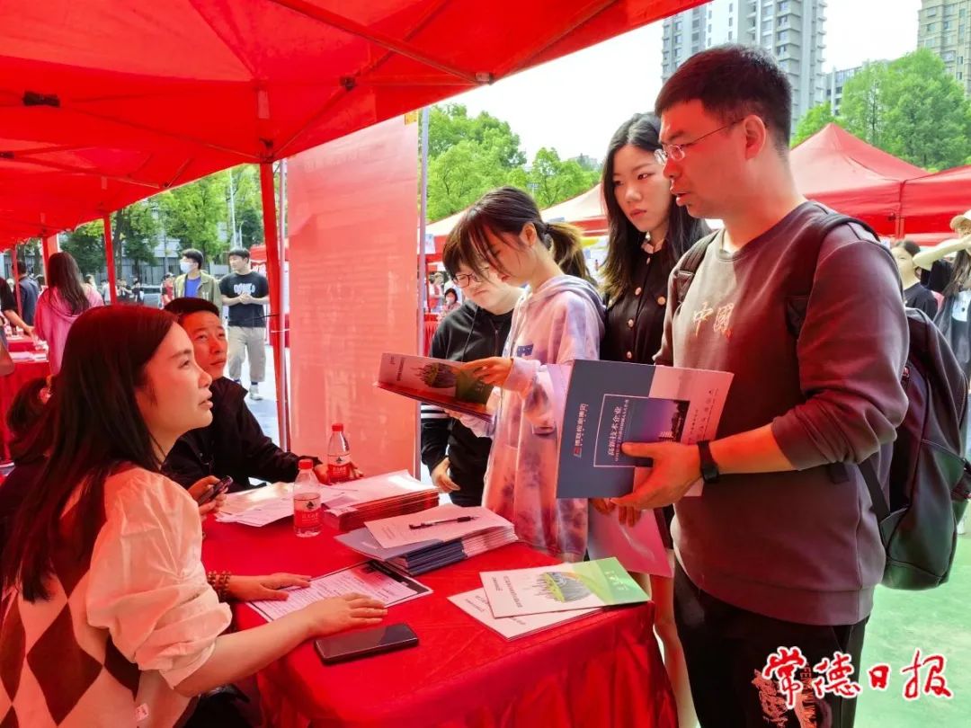 湘西北人力资源市场：湖南文理学院芙蓉学院举行毕业生供需见面会 67家企业提供岗位1500余个