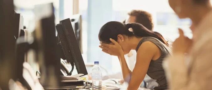 扎心了！泉州一姑娘想买5G手机，同事却说……