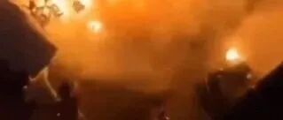 突发大火，又是电动车出事！广东一小区连烧28辆