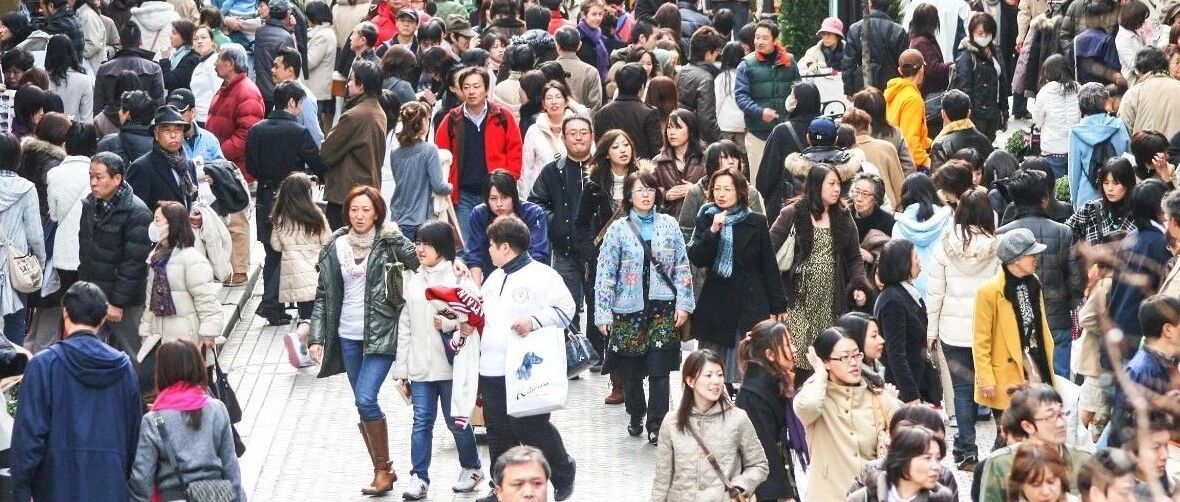 最低才39元！这家服装厂清仓，明天来泉州！千款大衣、羽绒服……