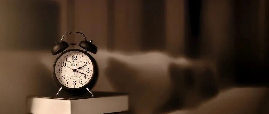 泉州女子半夜醒来，发现老公竟在客厅大笑！原来……