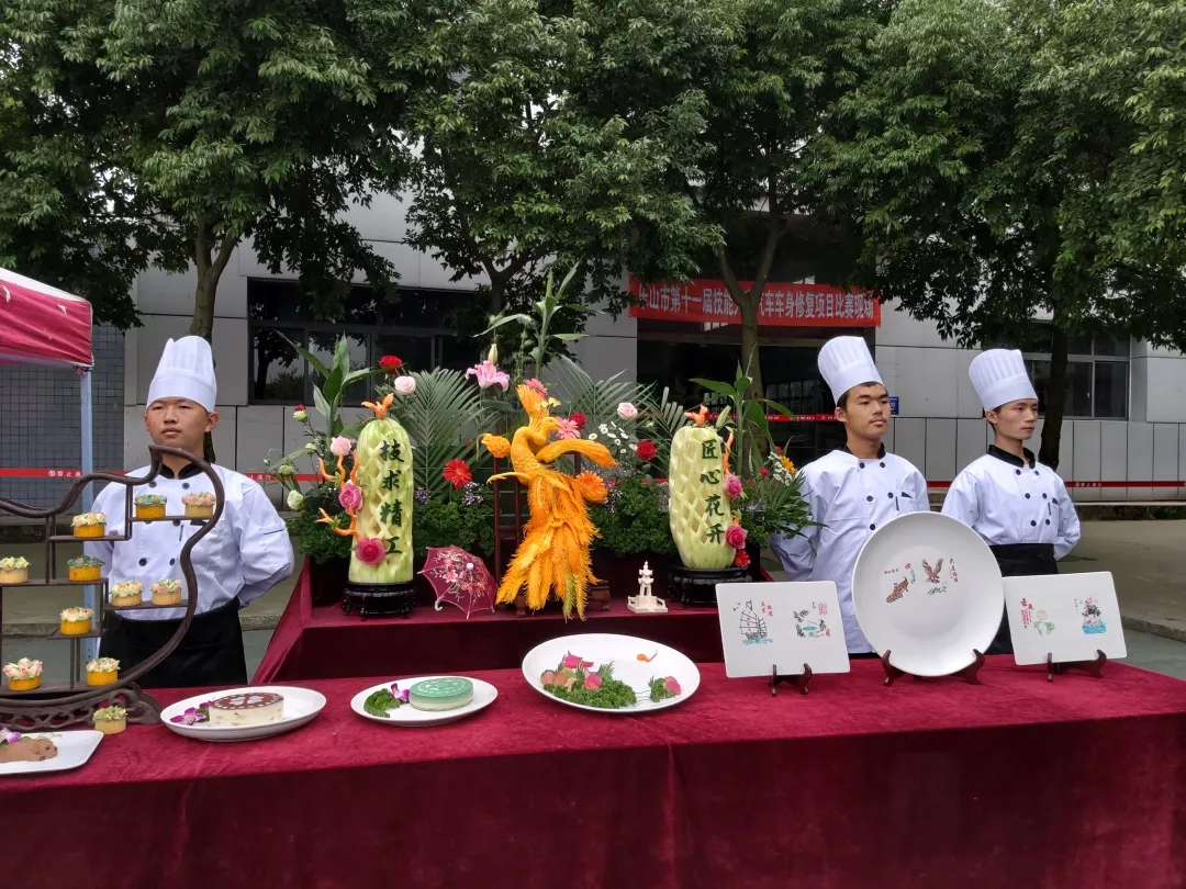 技求精工,匠心花开——乐山市第十一届中等职业学校技能大赛开幕式在市计算机学校隆重举行 技求精工,匠心花开——乐山市第十一届中等职业学校技能大赛开幕式在市计算机学校隆重举行