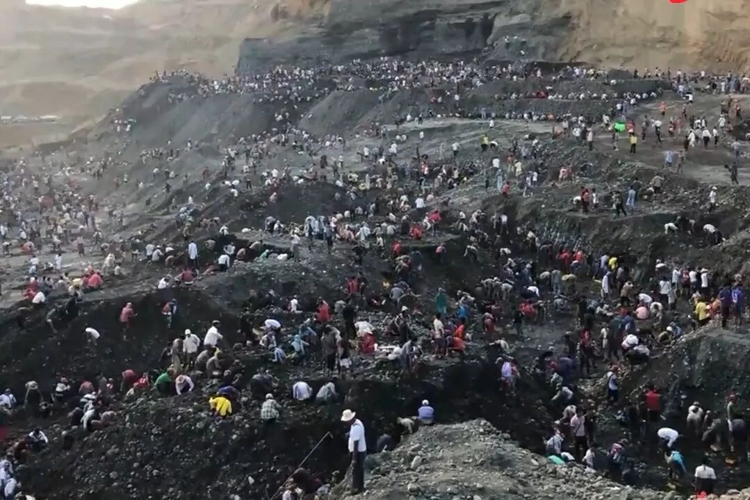 实拍缅甸万人挖翡翠现场：人山人海，酷似大型劳改场！_凤凰网视频_凤凰网