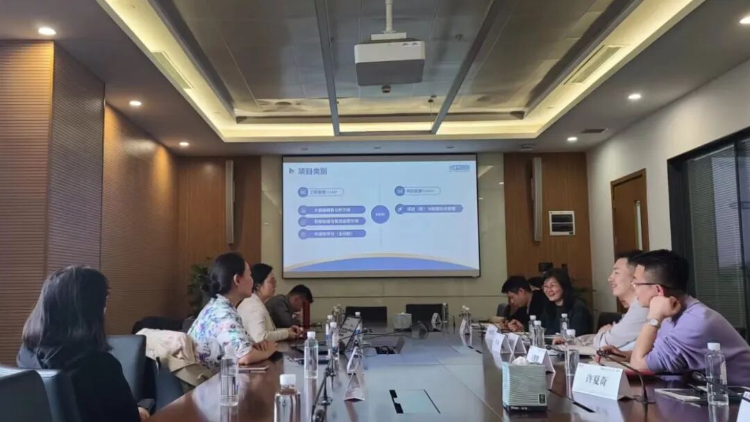 华理商院招生老师与上海翰章老师们的会议合影