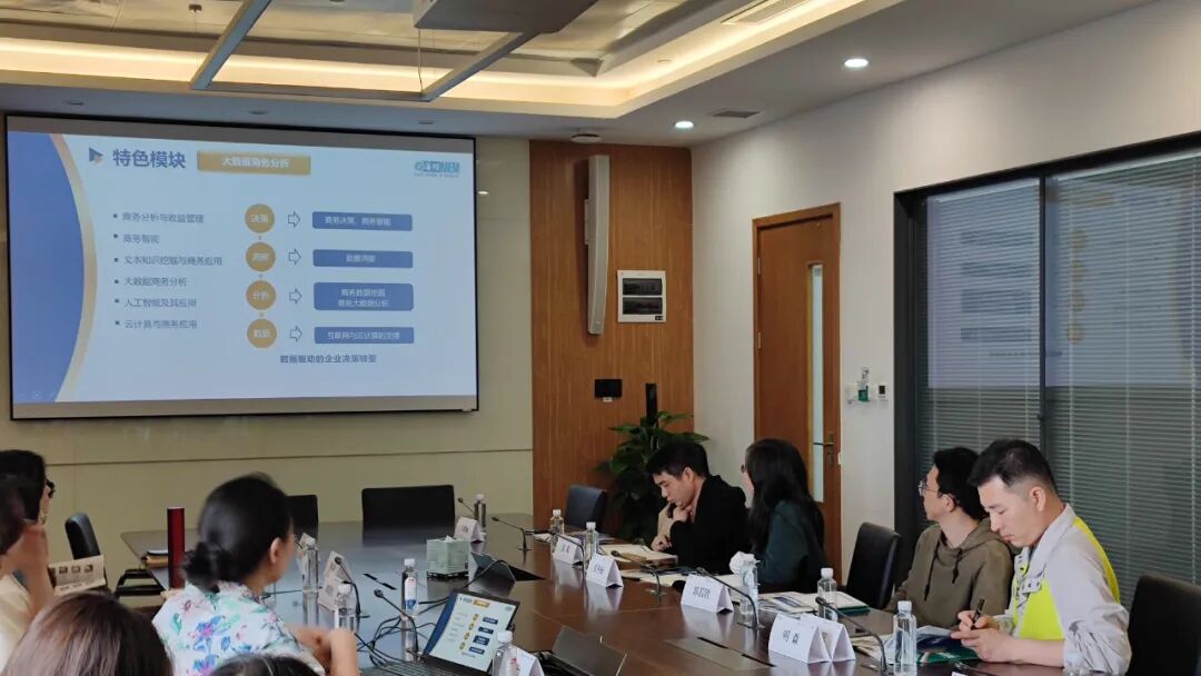 华理商院招生老师与上海翰章老师们的会议合影