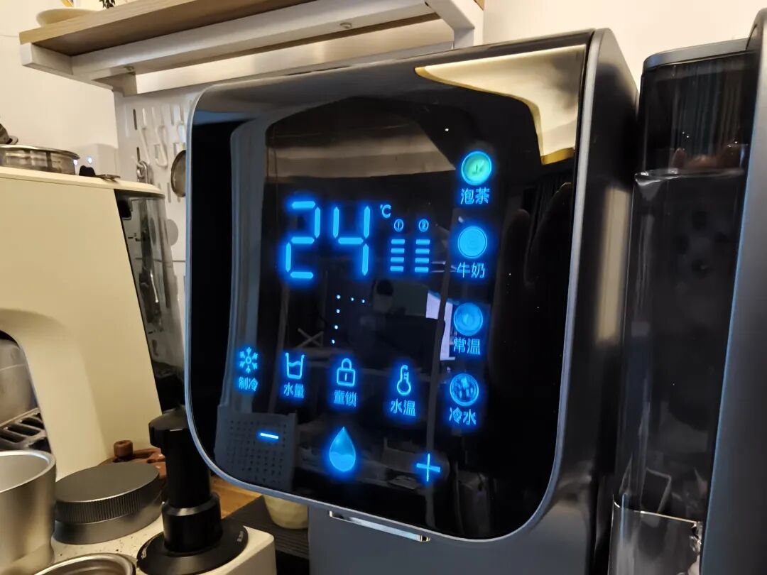 桌面净水器爆发！这届年轻人买不起农夫山泉 现场制水喝个痛快