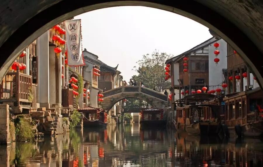 穿桥洞影形相异,送橹船歌韵不同. 岸瓦淋漓千载水,河灯摇曳刹时风.