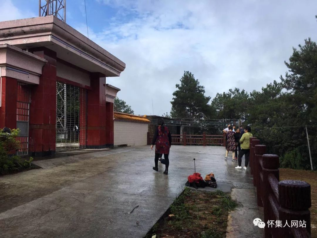 天空依然下著雨到塔山登高但是依然阻擋不了一些懷集街坊的熱情昨晚