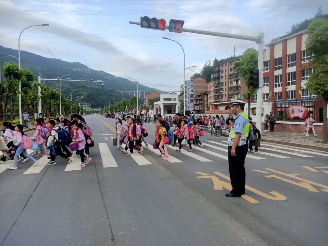 当天,万州区公安局交巡警支队龙驹公巡大队民警按时来到龙驹小学"护学