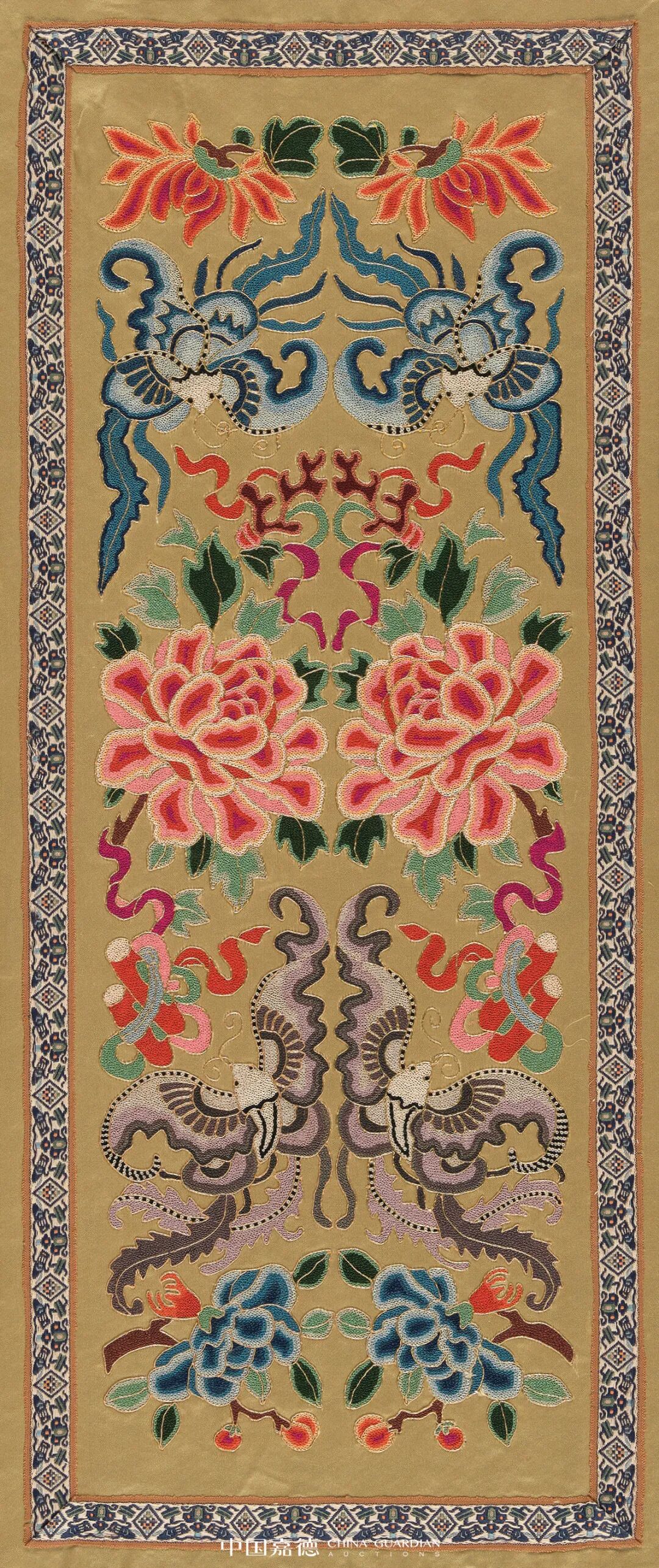 原用于袖口处装饰,故在长方形的画面布局内点缀三个圆形纹样,方圆之间