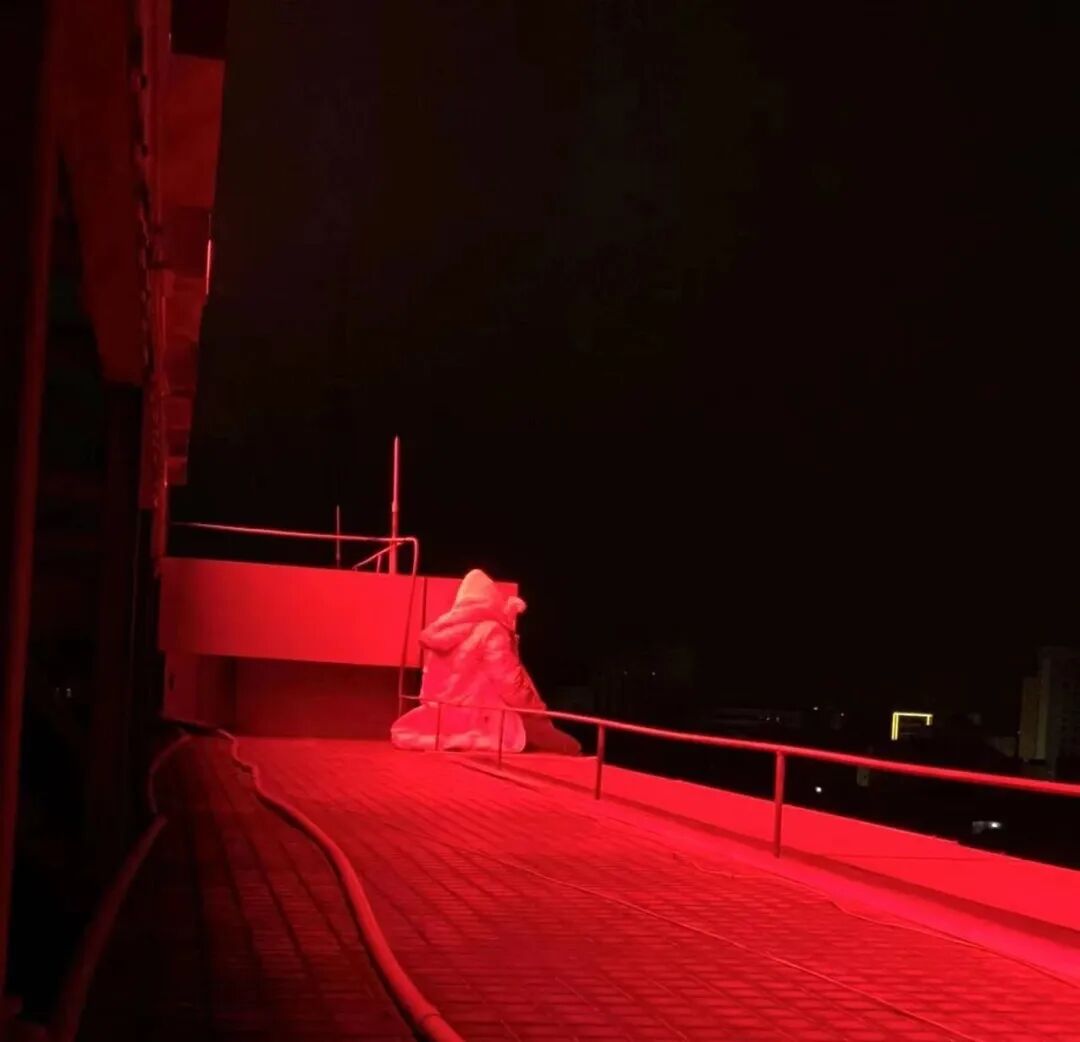 您现在:>首页>各地动态>夜里楼顶冷风飕飕,担心女孩站太久体力不支掉