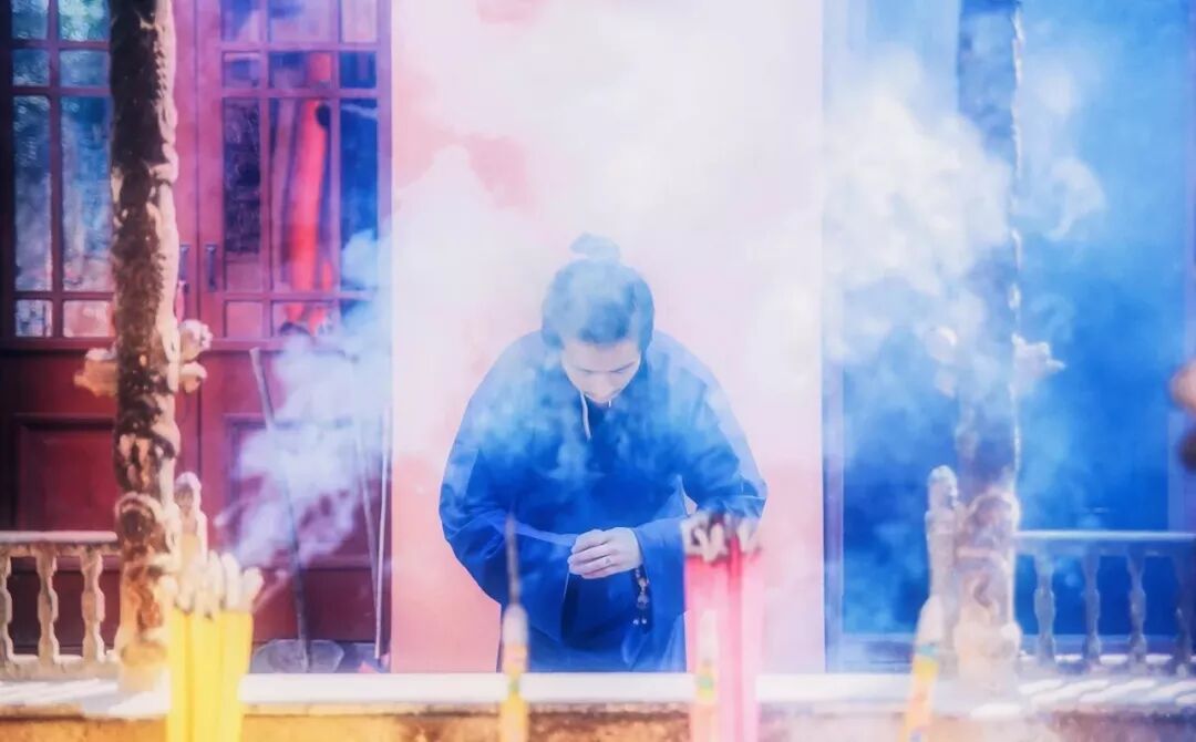 烧香拜神，被香火烫了有何寓意？