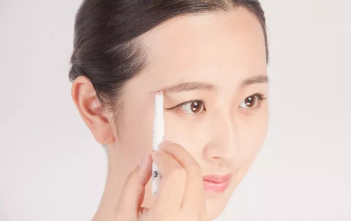 眉毛：上缺伤情，下缺伤财！