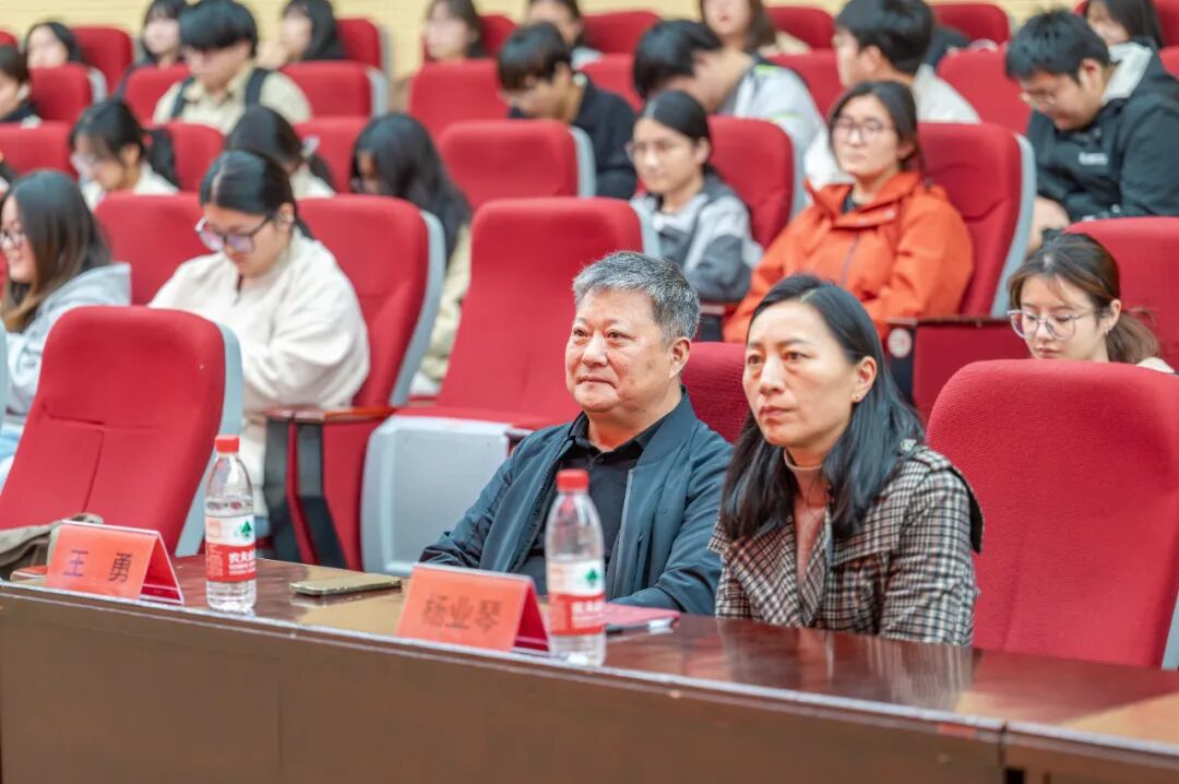 【人大】高华瑞：从家政服务员到全国人大代表，在三江学院聆听她的故事