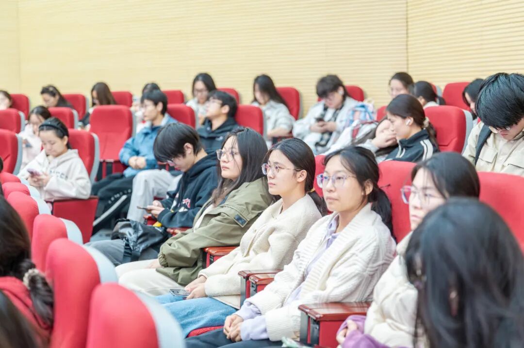 【人大】高华瑞：从家政服务员到全国人大代表，在三江学院聆听她的故事