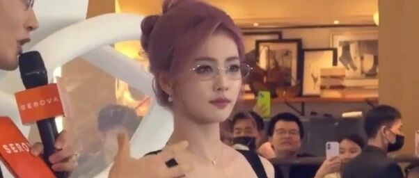 白鹿穿了32年前的古董高定,粉发黑裙简单搭配知性优雅