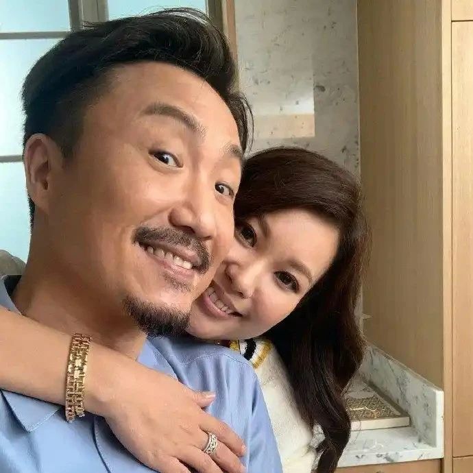 53岁歌手郑中基现身法庭,回应离婚传闻,此前因患抑郁症退圈赴美治疗