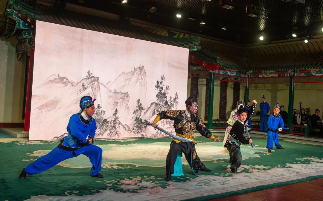 调研组首先欣赏了京胡独奏《夜深沉》,观看了《打面缸》《淮河营》