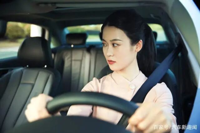 倒车时后视镜看不见后轮，如何判断后轮位置？这4个技巧试一下