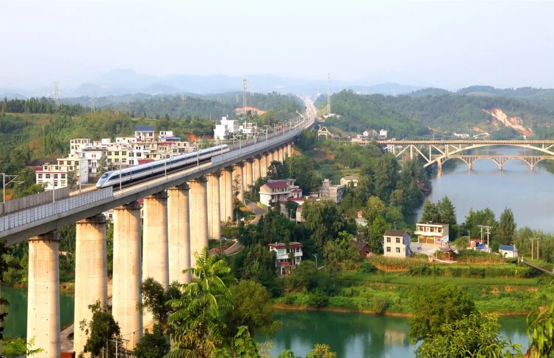 桥头堡距离铜仁凤凰机场,湖南芷江机场仅1小时车程沪昆高铁,湘黔铁路