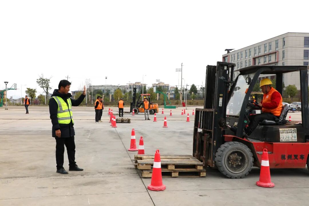 叉车技能培训在大龙产业培训基地开班