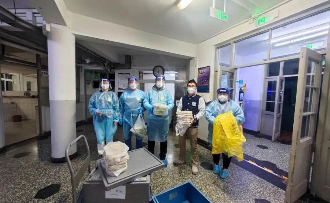 20221230-环境学院驻楼突击队开展疫情防控保障工作-拍摄者不详-李惠南，张浩，李淼老师，周作勇同学，穆红梅在送晚餐.jpg