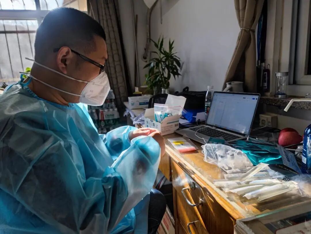 20221230-环境学院驻楼突击队开展疫情防控保障工作-拍摄者不详-张浩在整理分装抗原检测试剂.jpg