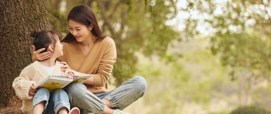 别只忙着劝，你知道俩娃为啥打闹吗？