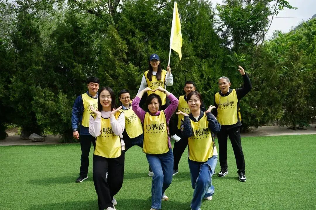 振兴街街道机关工会开展会员拓展训练活动