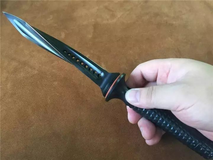 独特的扭曲刀身:奥地利特种部队黑色涂层三棱直刀