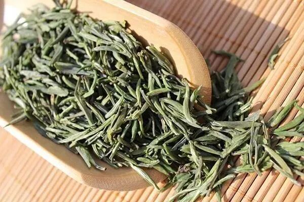 其外形扁平光滑,尖削挺直,色泽绿翠匀润,香气嫩香持久,略带兰花香