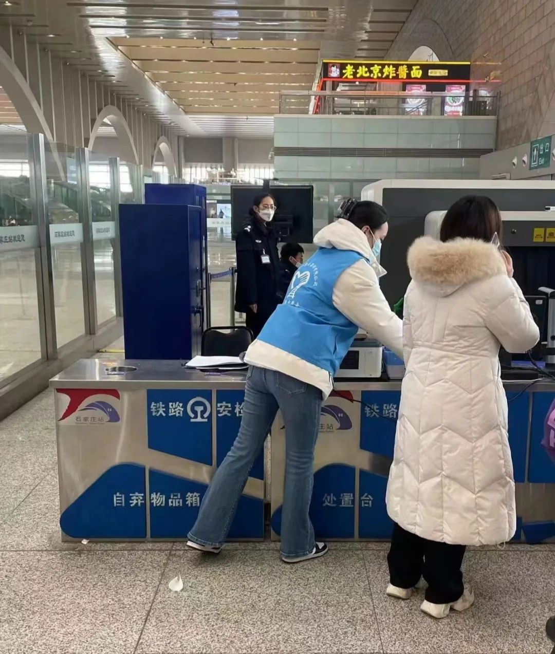 尊唯彩悦志愿者在高铁站内开展服务春运暖冬行动(图2)
