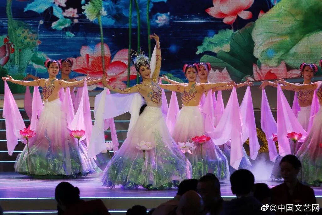 舞蹈《新荷花舞》领舞：殷硕舞蹈：首都师范大学音乐学院舞蹈系舞蹈《新