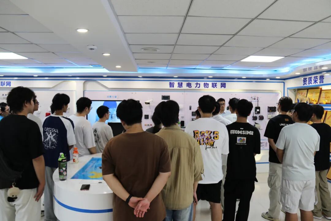 鄭州輕工業大學建筑電氣與智能化專業師生一行到力安科技參觀學習