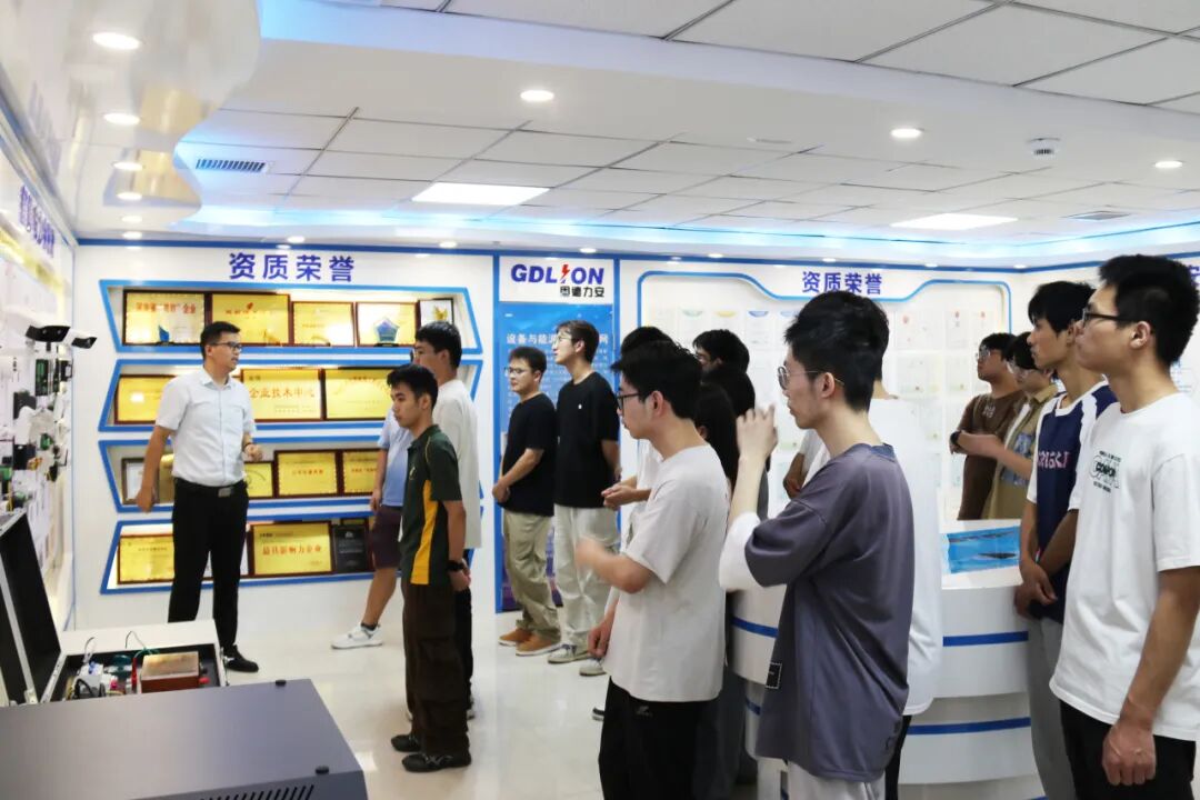 鄭州輕工業大學建筑電氣與智能化專業師生一行到力安科技參觀學習