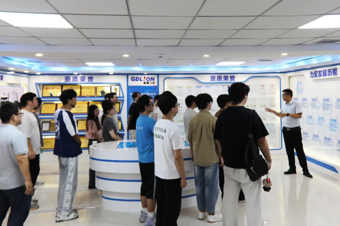 鄭州輕工業大學建筑電氣與智能化專業師生一行到力安科技參觀學習