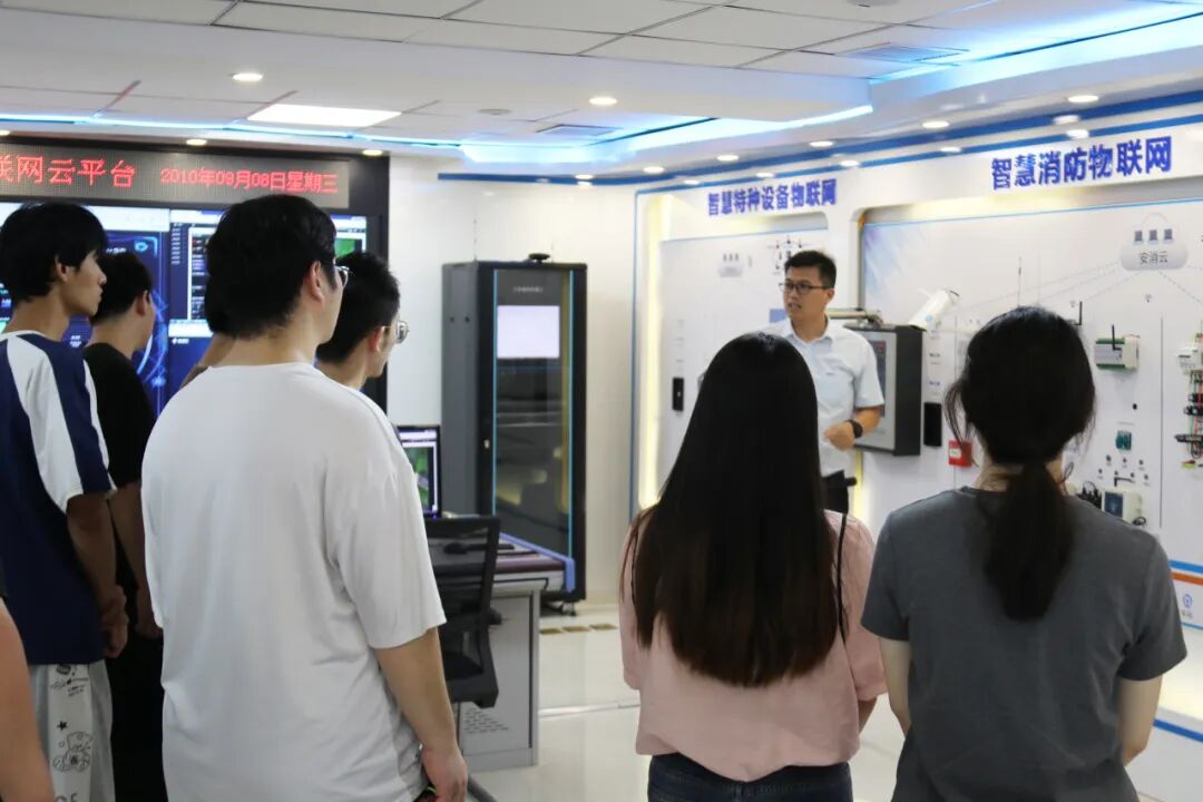 鄭州輕工業大學建筑電氣與智能化專業師生一行到力安科技參觀學習