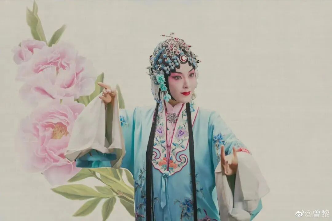 毕业被分到家乡京剧团工作后,由于演出机会少,曾黎选择继续求学,考入