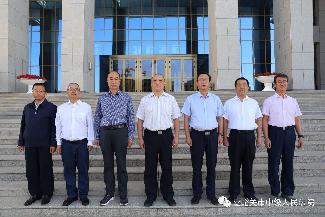 会上,宣读了市委关于杨立国,冯宜君等同志的任免职的通知.