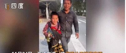 “我爸爸妈妈又不偷不抢，有什么好嫌弃的”