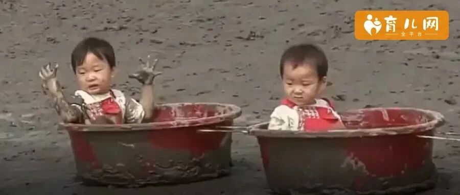 表弟进房间摔了化妆品后，我妈说：大过年的、还是孩子...