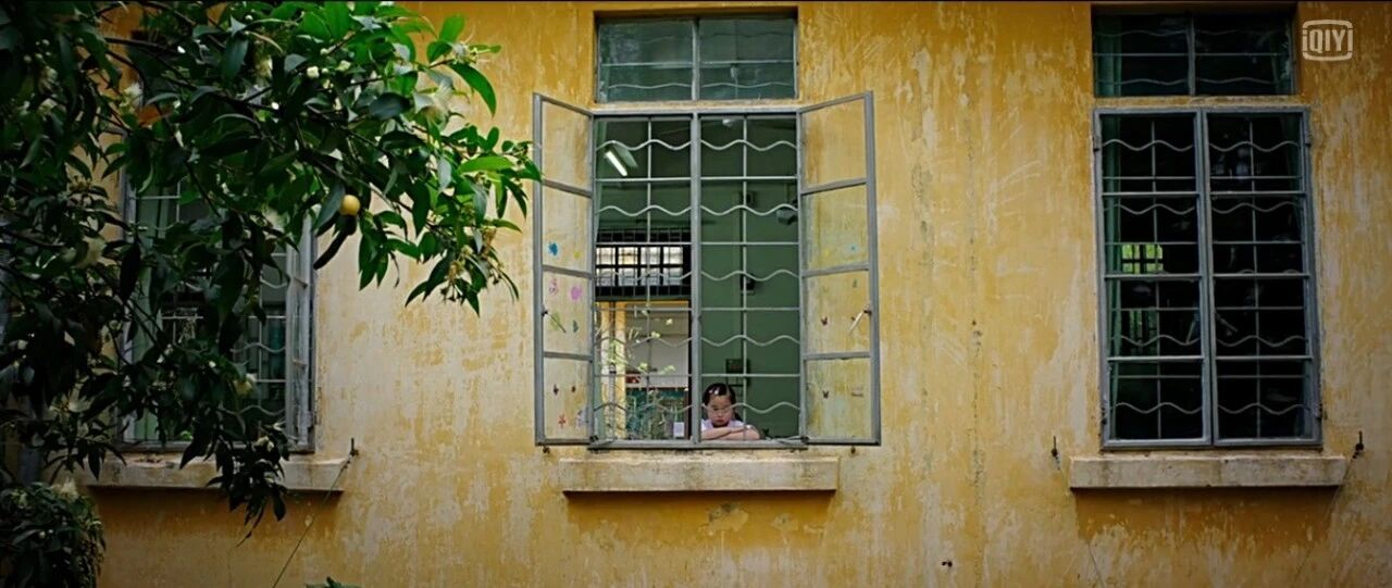 3岁女孩被连打9巴掌、3次拍倒，只因没好好吃饭？