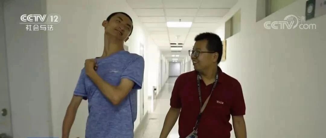 不放弃才会有希望！脑瘫孩子旁听9年，圆梦“博士”！