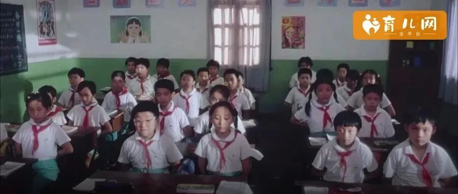 小学老师发动全班霸凌女生，当众呵斥：讨厌，去滚！