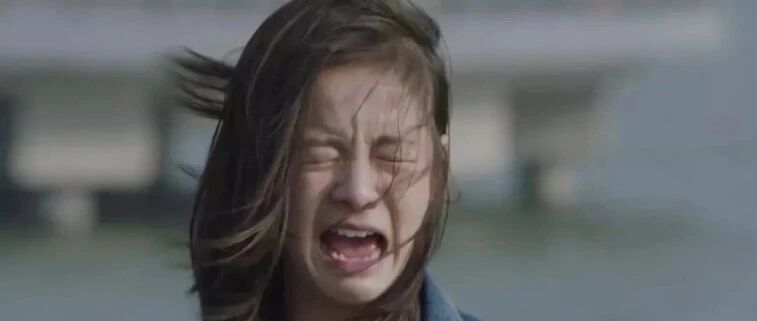 15岁女孩当街殴打妈妈：这次网友站女儿