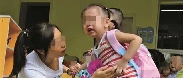 4岁女娃在幼儿园3天无人来接，老师打开书包后看红了眼