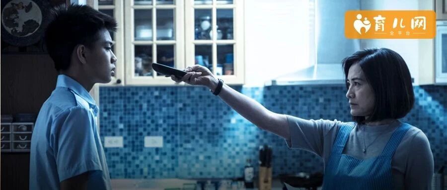 太狠！亲妈猛踹3岁儿子下体，原因却很魔幻