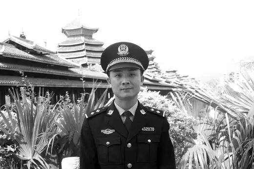 小档案 姓名:荣彬性别:男年龄:28岁职务:三江侗族自治县森林公安局