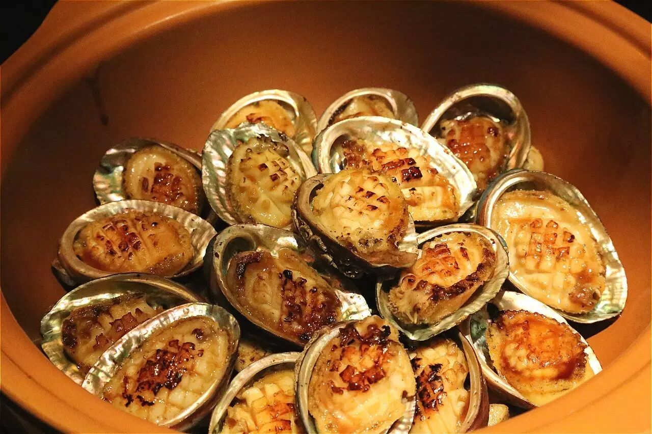 【姜葱煎焗游水鲜鲍鱼】 新鲜的鲍鱼,焗得恰到好处,而且很入味