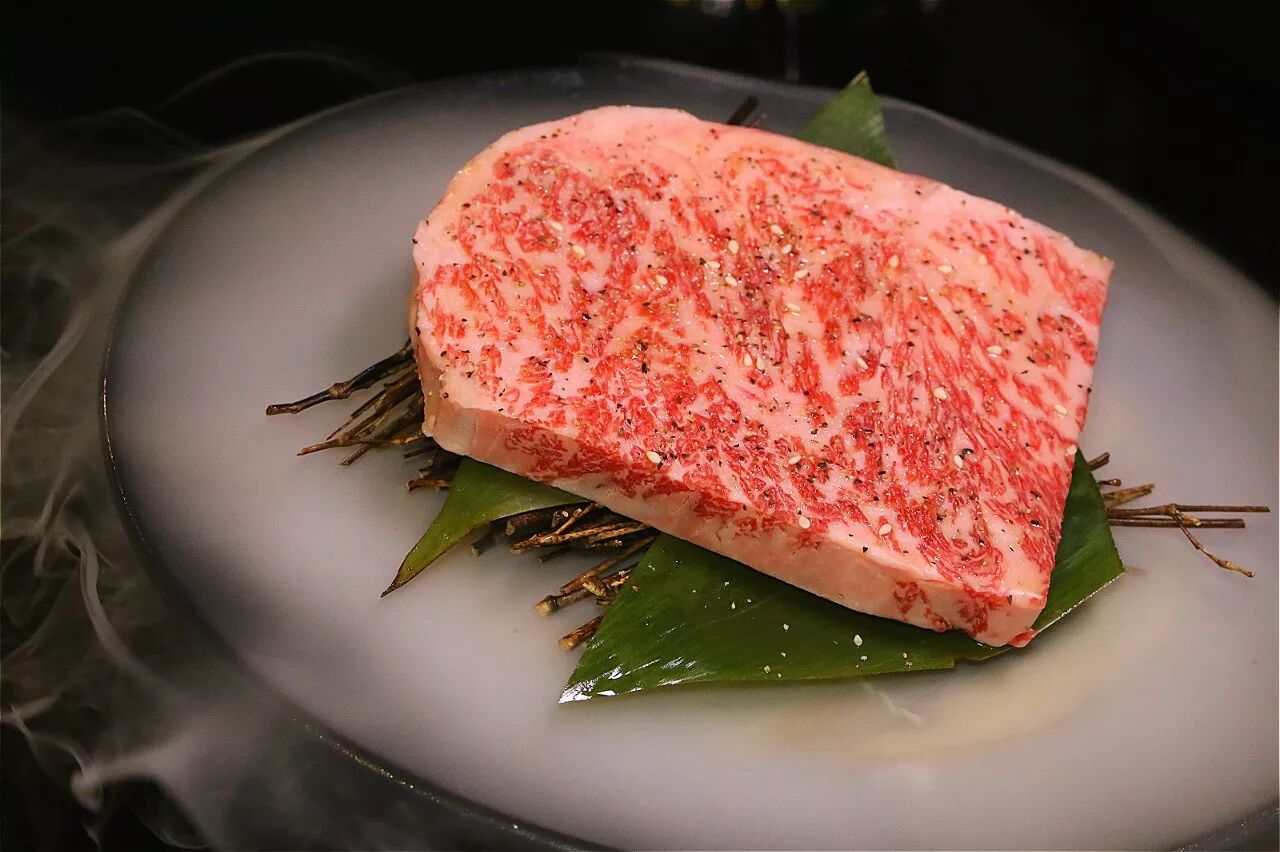 m10级澳洲牛肉,最鲜嫩肉汁都锁在里面,口感简直销魂到飞起来